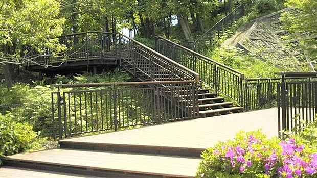 四季美台ふれあい公園まで1304m、広さ12618平方メートル。かけがえのない自然の残る空間です。南北2カ所の入口に駐輪場があります。