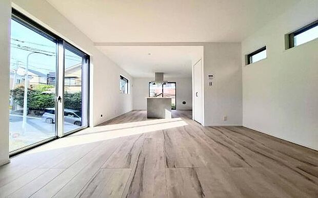 《リビングダイニング》　■上質な時間を育む暮らしのメインステージ。寛ぎとご家族とのコミュニケーションを育む居心地のよい場所。この明るい空間は家族に安らぎを与えて、落ち着いた心地よい空間になるでしょう。