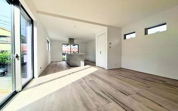 《リビングダイニング》　■豊かな光が照らすこの場所は、たわいもない会話を楽しみ、ゆったりとした時間を過ごす場所。家族の日常が刻まれる大切な空間です。自然光に溢れるこの空間はリフレッシュにピッタリです。