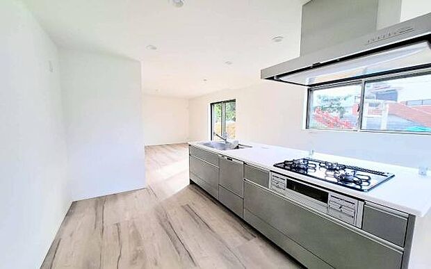 《システムキッチン》　■お手入れしやすくきれいなキッチン。お料理の始めから後片付けまで楽しい時間になりそうです。