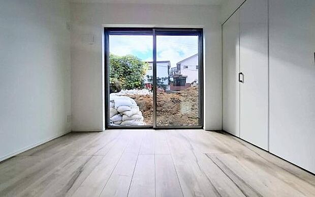 《寝室》　■朝から日差しいっぱい、早起きしたくなる洋室。ベッドを置いてもゆとりを感じられる。窓からの朝日が心地よい目覚めへと誘います。ゆとりある広さを確保し、心地よいプライベートタイムを演出します。