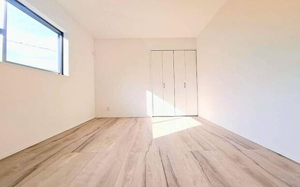 《子供部屋》　■お子様の成長を優しく見守る、明るい子供部屋。遊んだり、学んだり、時には一人の時間を過ごしたりと健やかな毎日を育む大切な場所。未来への第一歩を育む、かけがえのない空間です。