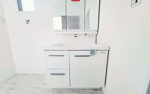 《洗面化粧台》　■使いやすいシャープなデザインの洗面化粧台。