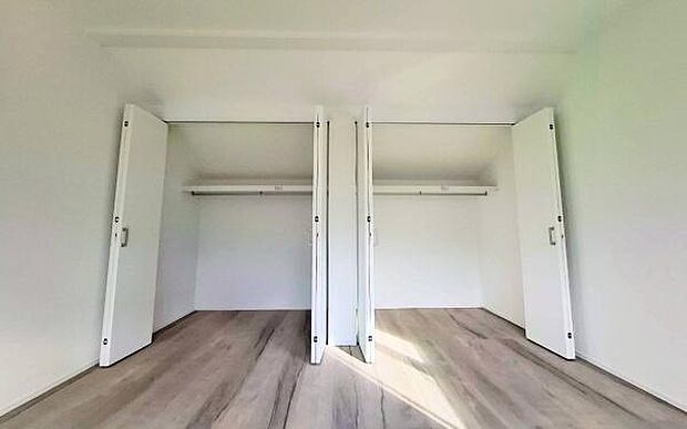 《収納》　■洋服を機能的に収納できるハンガーパイプのほか、帽子やバッグを置ける枕棚も設置。ゆとりあふれる収納空間です。