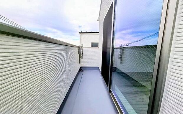 《バルコニー》　■「青い空」と「白い雲」、「気分が晴れる場所」がここにあります。