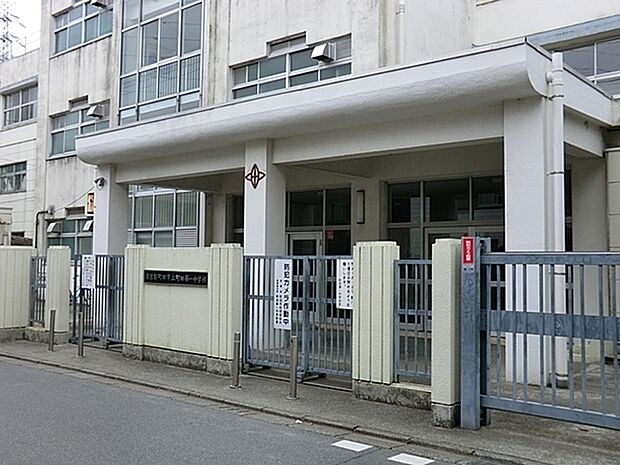 町田第一中学校まで695m、数学、英語では2学級を3分割した授業（少人数授業）を行い、わかる授業、身につく授業の実施に努力しています。