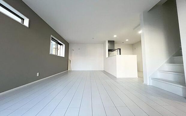 《リビングダイニング》 ■上質な時間を育む暮らしのメインステージ。寛ぎとご家族とのコミュニケーションを育む居心地のよい場所。この明るい空間は家族に安らぎを与えて、落ち着いた心地よい空間になるでしょう。