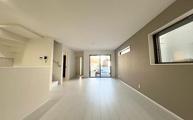 《リビングダイニング》 ■開放的で広いリビング。のびのびとくつろげるリビングは、家族のコミュニケーションの場として、みんなが集まる場所に。