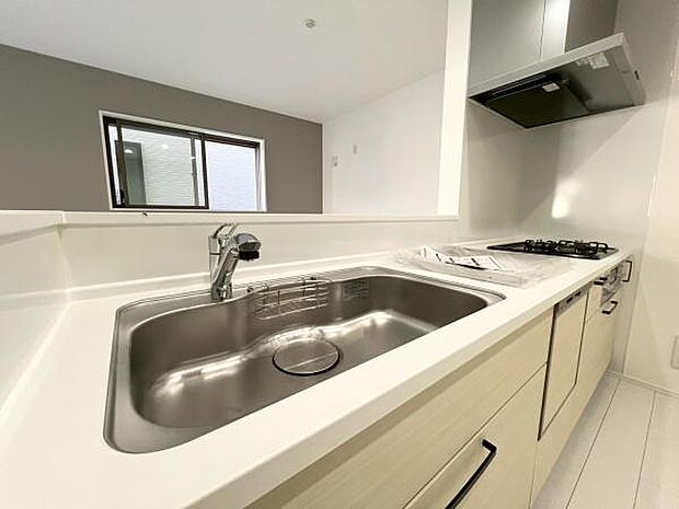 《キッチン》 ■ステンレス製シンク。幅と奥行きがありますので、食器洗時のストレスも減りそうです。