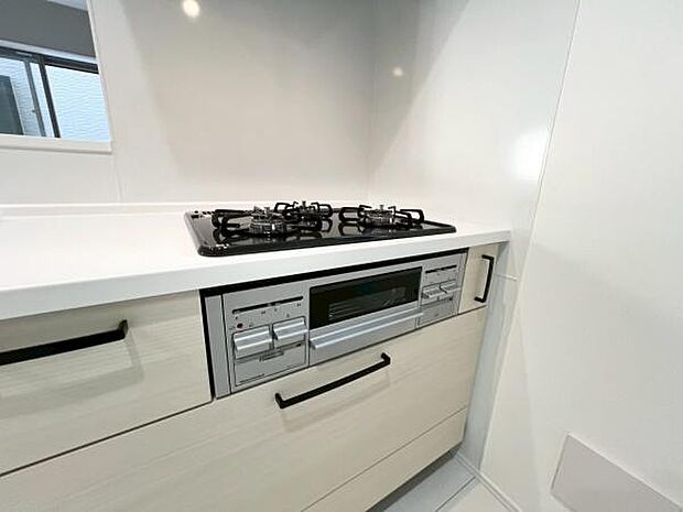 《キッチン・三口ガスコンロ》 ■便利な機能の付いたガスコンロ。お掃除もしやすいです。