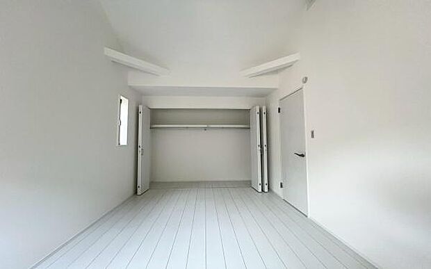 《洋室》 ■収納もしっかりとれていて、陽当たりも良く明るい居室。