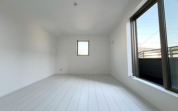 《子供部屋》 ■白い壁が窓から射し込む光を室内にまわし、柔らかな明るさを奥まで届ける。穏やかな空気に満ちた空間。