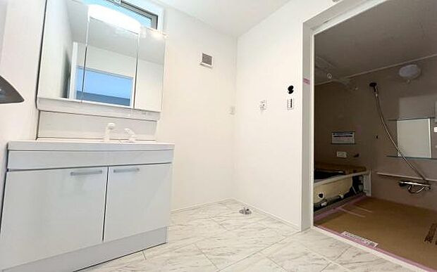 《洗面化粧台》 ■使いやすいシャープなデザインの洗面化粧台。