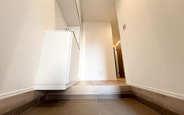 《玄関》　■シューズボックス付きで玄関もスッキリ。