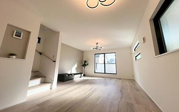 《リビングダイニング》　■インテリアプランが考えやすいワイドなリビング。