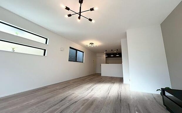 《リビングダイニング》　■上質な時間を育む暮らしのメインステージ。寛ぎとご家族とのコミュニケーションを育む居心地のよい場所。この明るい空間は家族に安らぎを与えて、落ち着いた心地よい空間になるでしょう。