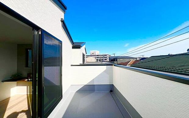 《バルコニー》　■「青い空」と「白い雲」、「気分が晴れる場所」がここにあります。