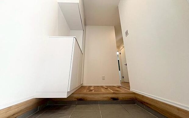 《玄関》 ■シューズボックス付きで玄関もスッキリ。