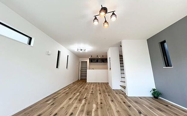 《リビングダイニング》 ■インテリアプランが考えやすいワイドなリビング。