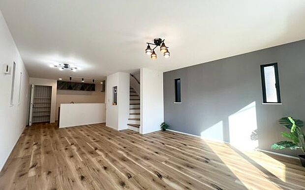 《リビングダイニング》 ■開放的で広いリビング。のびのびとくつろげるリビングは、家族のコミュニケーションの場として、みんなが集まる場所に。