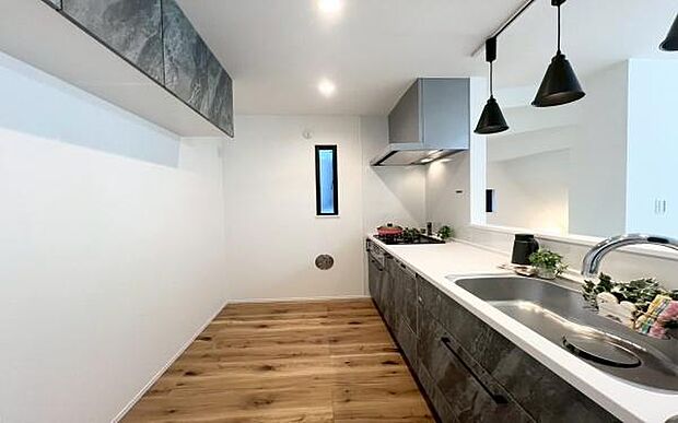 《ダイニングキッチン》 ■家族が集う楽しく親子の会話も弾む対面キッチン。明るく清潔で使い勝手のいいキッチンには、いつも家族の笑顔があふれています。