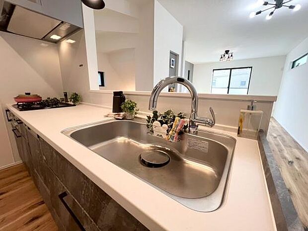 《キッチン》 ■ステンレス製シンク。幅と奥行きがありますので、食器洗時のストレスも減りそうです。