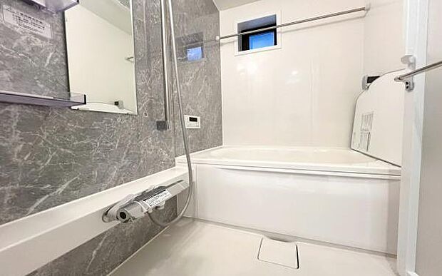 《浴室》 ■体を洗う、温まるだけの場所から心身ともに快適な空間へと進化したバスルーム。一日の疲れが癒される優雅な時間を堪能してください。