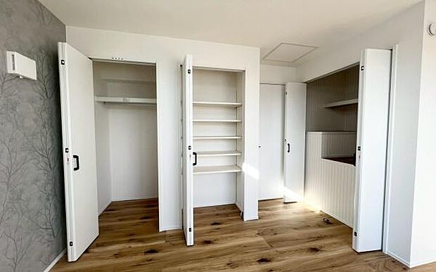 《収納》 ■洋服を機能的に収納できるハンガーパイプのほか、帽子やバッグを置ける枕棚も設置。ゆとりあふれる収納空間です。