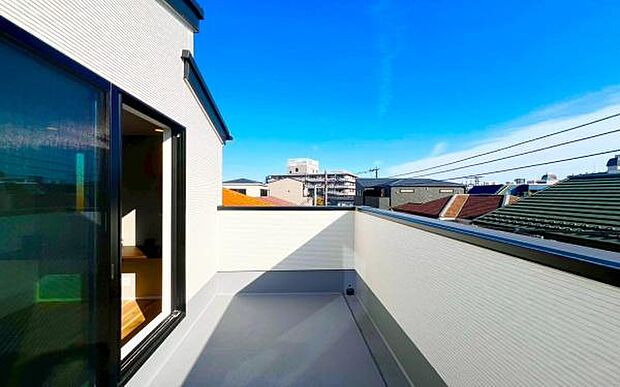 《バルコニー》 ■「青い空」と「白い雲」、「気分が晴れる場所」がここにあります。