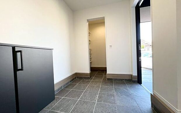 《玄関》■シューズインクローゼットのある広々とした玄関。家族全員の靴をスッキリ収納出来ます。