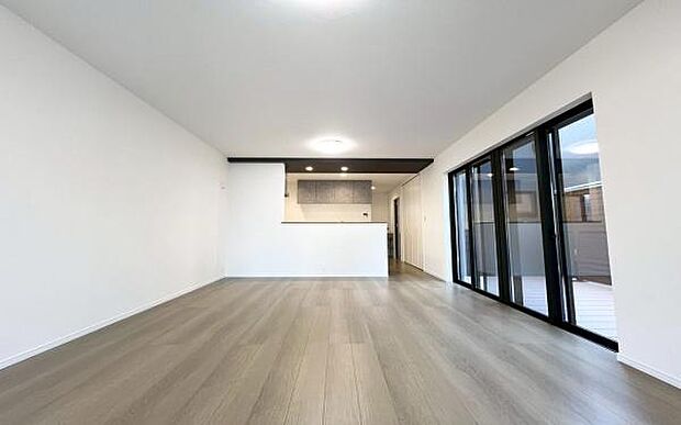 《リビングダイニング》 ■インテリアプランが考えやすいワイドなリビング。