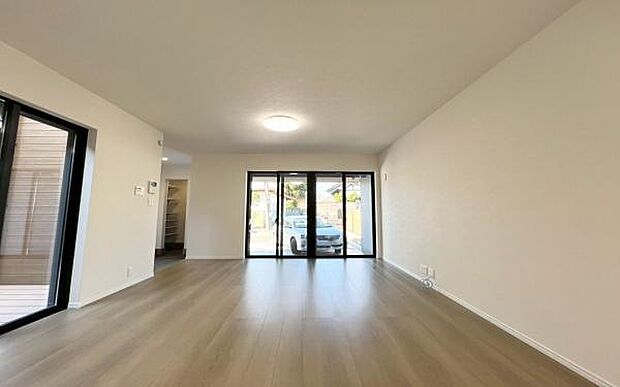 《リビングダイニング》 ■上質な時間を育む暮らしのメインステージ。寛ぎとご家族とのコミュニケーションを育む居心地のよい場所。この明るい空間は家族に安らぎを与えて、落ち着いた心地よい空間になるでしょう。