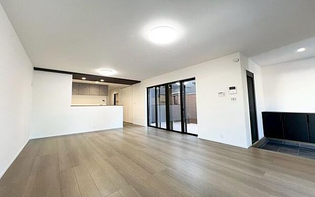 《リビングダイニング》 ■開放的で広いリビング。のびのびとくつろげるリビングは、家族のコミュニケーションの場として、みんなが集まる場所に。