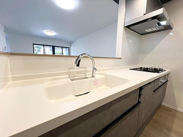 《システムキッチン》 ■人造大理石シンクは、見た目がとてもスッキリしています。