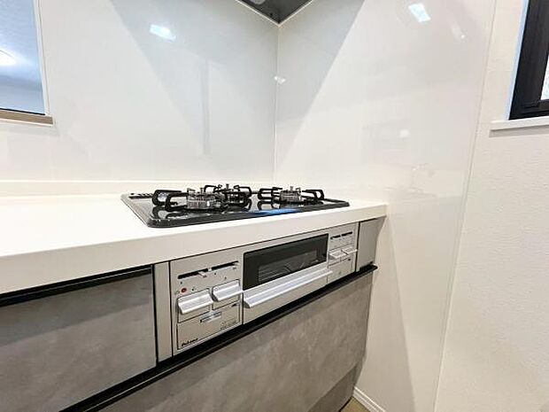 《キッチン・三口ガスコンロ》 ■同時調理で時短が叶う3口ガスコンロ。グリル付きで料理の幅も広がります。忙しい毎日の強い味方です。