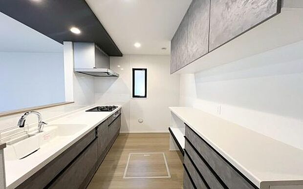 《キッチン》 ■インテリアの主役になる、モダンでスタイリッシュなシステムキッチン。美しいデザインと使い勝手の良さを兼ね備え、料理をするのが待ち遠しくなる空間です。