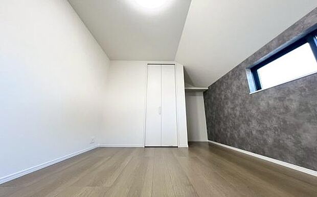 《子供部屋》 ■白い壁が窓から射し込む光を室内にまわし、柔らかな明るさを奥まで届ける。穏やかな空気に満ちた空間。