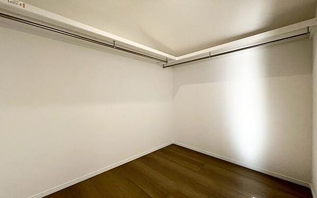 《ウォークインクローゼット》 ■大容量のウォークインクローゼットをご用意。衣類だけでなく、トランクなどの旅行用品の収納にも重宝します。