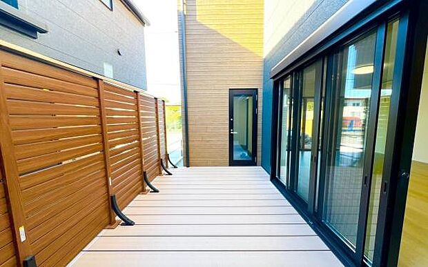 《ウッドデッキ》 ■ウッドデッキを設置した自慢のプライベートテラス。「人を呼びたくなる家」「人に魅せたい家」