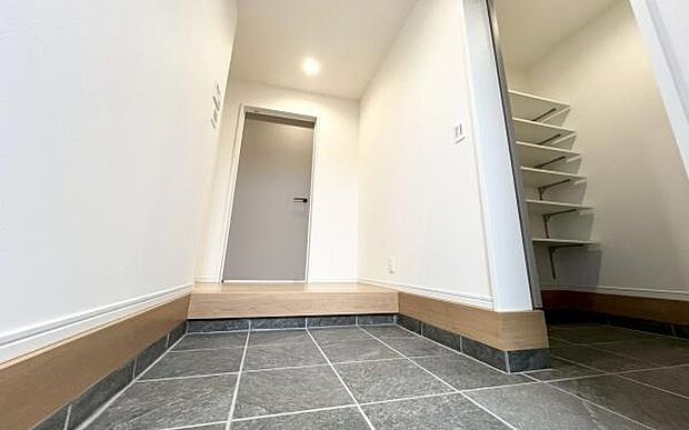 《玄関》■シューズインクローゼットのある広々とした玄関。家族全員の靴をスッキリ収納出来ます。