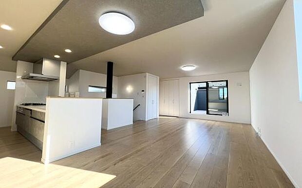 《リビングダイニング》　■開放的で広いリビング。のびのびとくつろげるリビングは、家族のコミュニケーションの場として、みんなが集まる場所に。