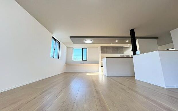 《リビングダイニング》 ■上質な時間を育む暮らしのメインステージ。寛ぎとご家族とのコミュニケーションを育む居心地のよい場所。この明るい空間は家族に安らぎを与えて、落ち着いた心地よい空間になるでしょう。