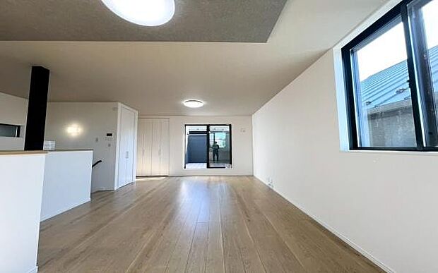 《リビングダイニング》 ■豊かな光が照らすこの場所は、たわいもない会話を楽しみ、ゆったりとした時間を過ごす場所。家族の日常が刻まれる大切な空間です。自然光に溢れるこの空間はリフレッシュにピッタリです。