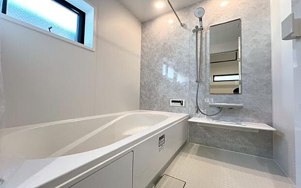 《浴室》 ■清潔感あふれる美しい浴室。ゆったりとした浴槽で、快適なバスタイムをお過ごしいただけます。