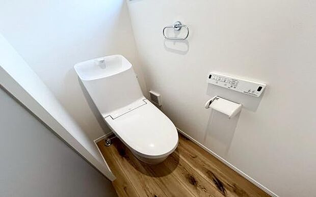 《トイレ》 ■窓のあるトイレは明るい空間で清潔感があります。