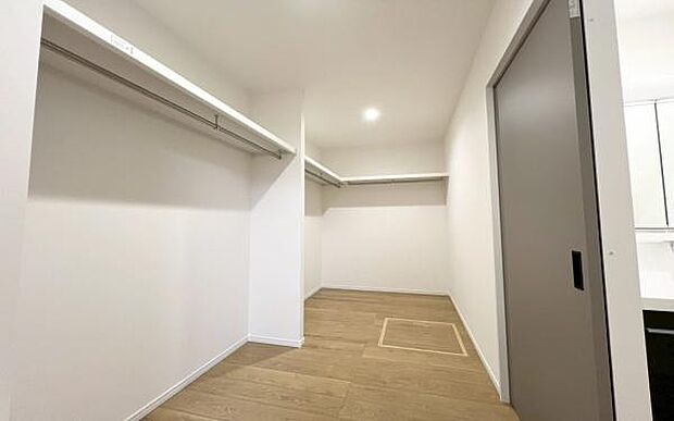《ウォークインクローゼット》 ■大容量のウォークインクローゼットをご用意。衣類だけでなく、トランクなどの旅行用品の収納にも重宝します。