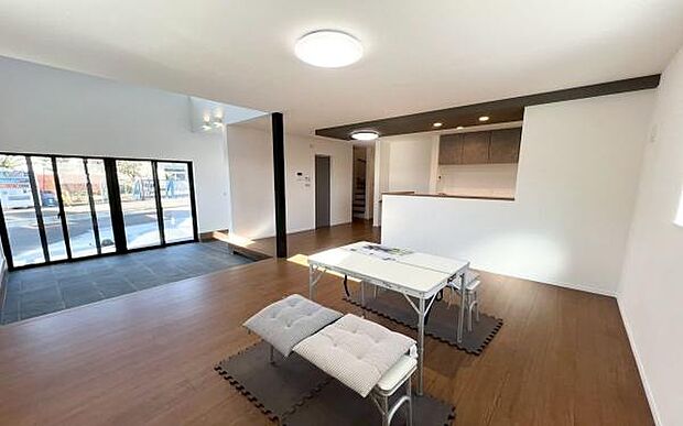 《リビングダイニング》 ■上質な時間を育む暮らしのメインステージ。寛ぎとご家族とのコミュニケーションを育む居心地のよい場所。この明るい空間は家族に安らぎを与えて、落ち着いた心地よい空間になるでしょう。