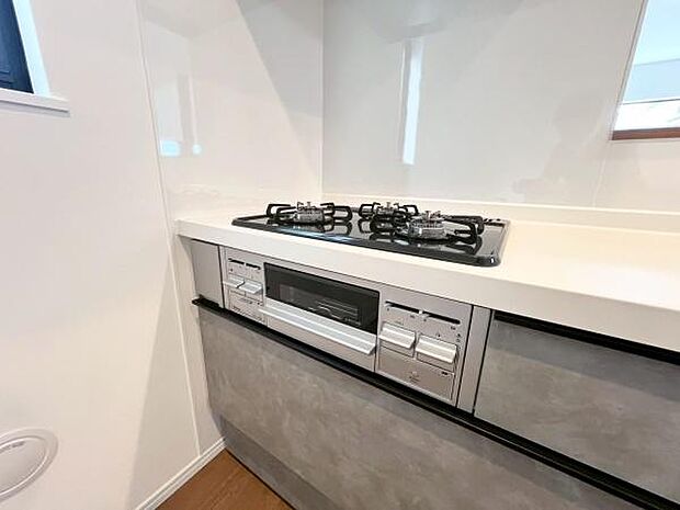 《キッチン・三口ガスコンロ》 ■同時調理で時短が叶う3口ガスコンロ。グリル付きで料理の幅も広がります。忙しい毎日の強い味方です。