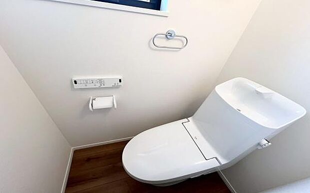 《トイレ》 ■トイレは明るい空間で清潔感があります。