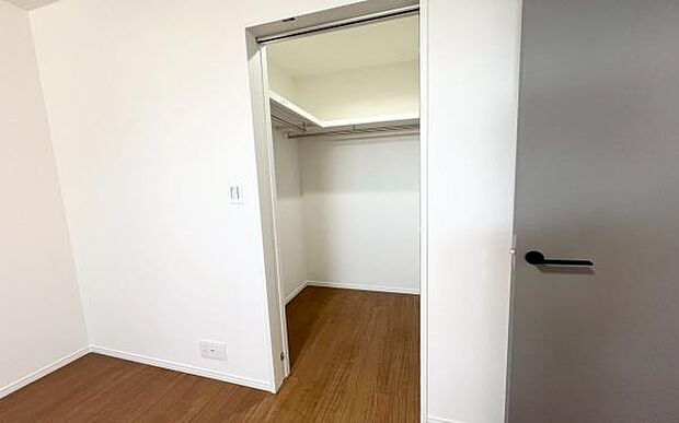 《ウォークインクローゼット》 ■大容量のウォークインクローゼットをご用意。衣類だけでなく、トランクなどの旅行用品の収納にも重宝します。